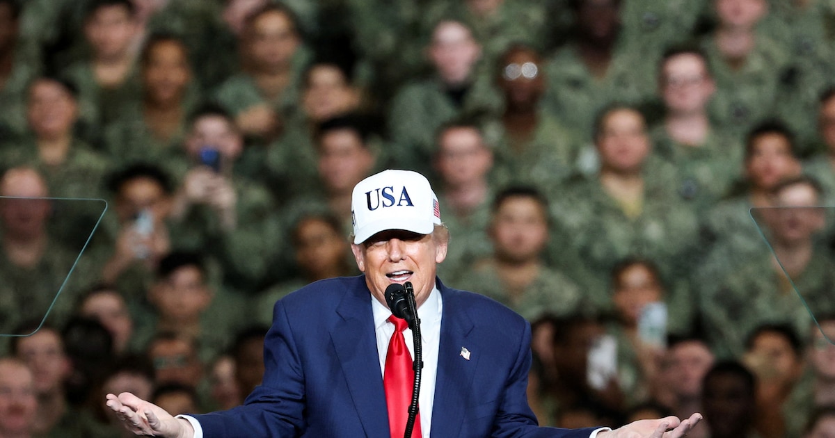 Trump defendió ataques a embarcaciones en el Caribe durante visita al USS George Washington en Yokosuka.